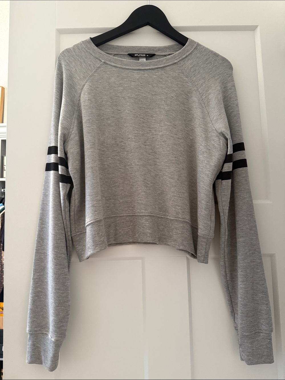 NWOT Splendid Light Grey med Cropped(long)Raglan Sweatshirt Black Sleeve Stripes